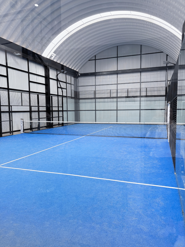 Cancha de pádel panorámica moderna en un club deportivo Cana Padel México, ejemplo del crecimiento del pádel en el país