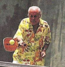 Enrique Corcuera jugando en una de las primeras canchas de pádel en Acapulco, México, considerado el creador del pádel moderno